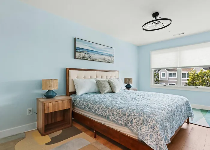 Holiday home Waterfront W Sunset Deck By Harpoon Hannahs *