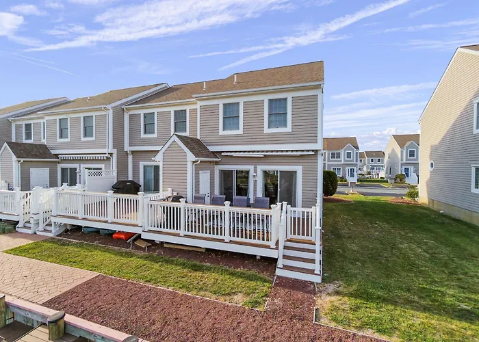 Holiday home Waterfront W Sunset Deck By Harpoon Hannahs *