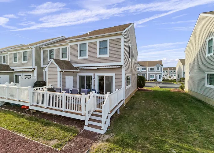Holiday home Waterfront W Sunset Deck By Harpoon Hannahs *
