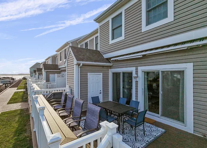 Waterfront W Sunset Deck By Harpoon Hannahs Holiday home