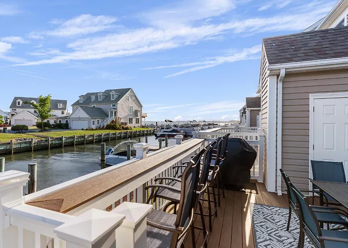 Holiday home Waterfront W Sunset Deck By Harpoon Hannahs
