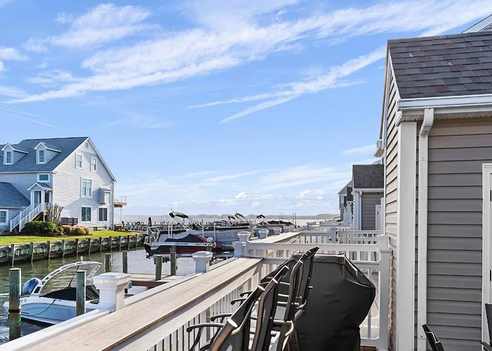 Holiday home Waterfront W Sunset Deck By Harpoon Hannahs