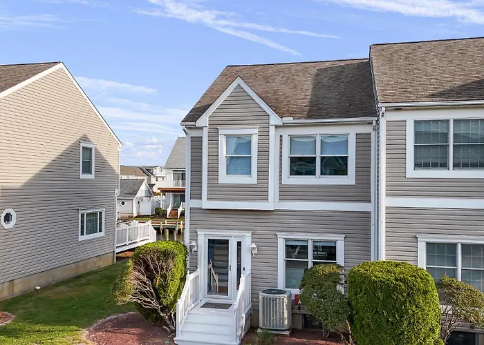 Waterfront W Sunset Deck By Harpoon Hannahs Holiday home